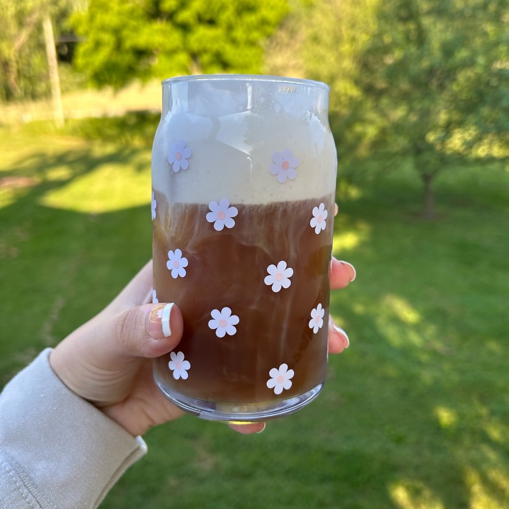 Floral Glass Tumbler with Daisy Design